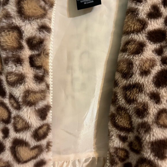 Rachel Zoe children’s fuzzy vest.  Size XS (4). - Picture 5 of 7